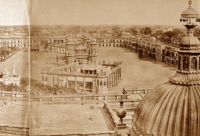 Panoramisch uitzicht op de binnenplaatsen van de Residentie, Lucknow door Felice Beato